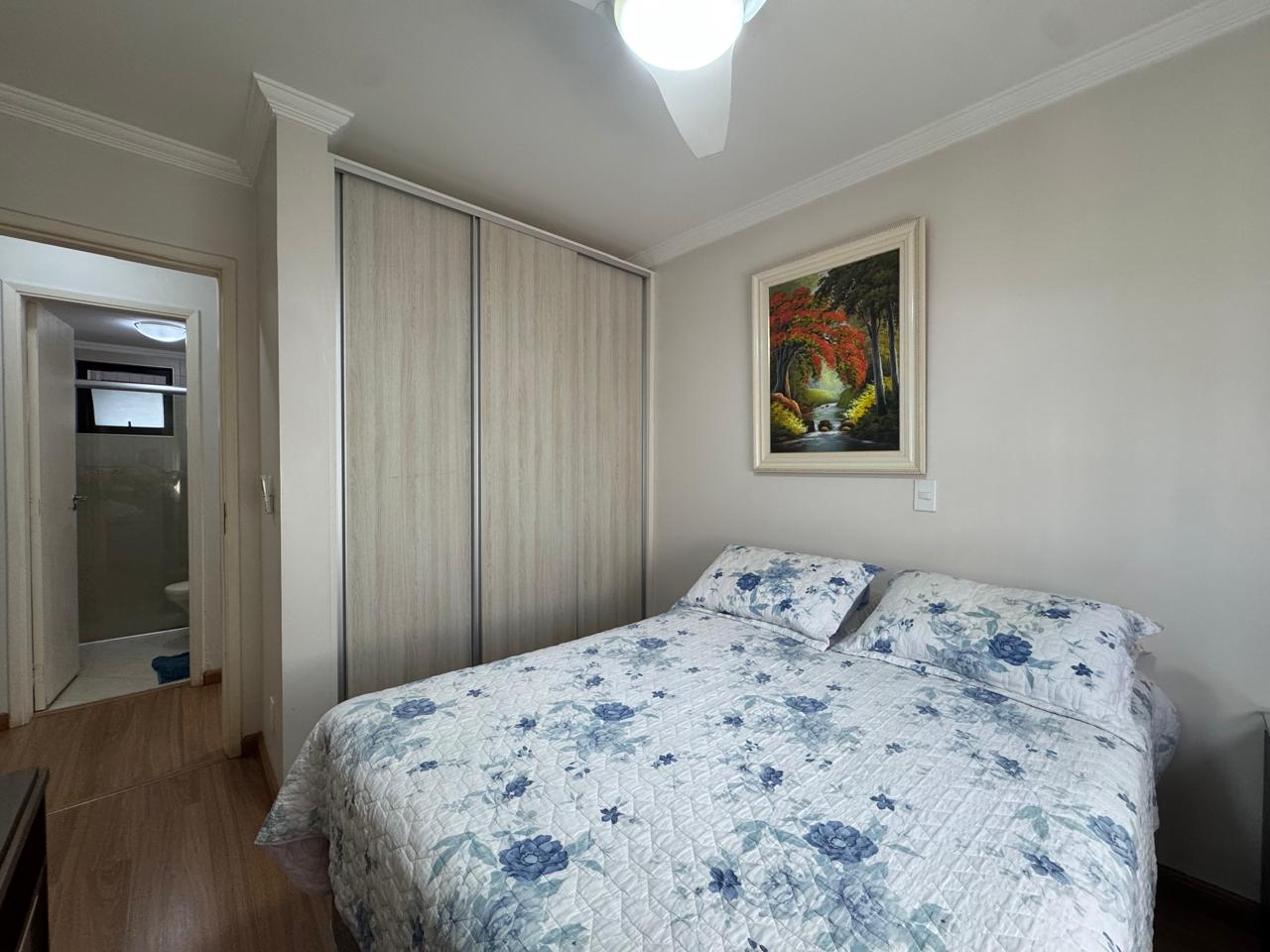 Quarto de casal com roupeiro e ventilador de teto
