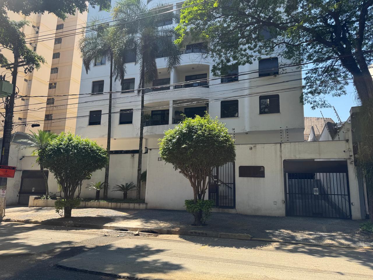 Fachada do Condomínio Edifício Costa Del Sol, com portaria e paisagismo